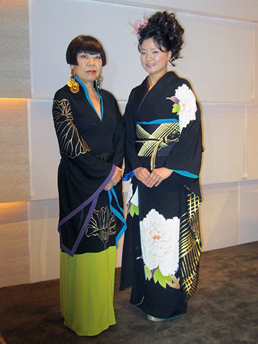 デビュー10周年記念公演を開いた竹川美子（右）と、着物をデザインしたコシノジュンコさん