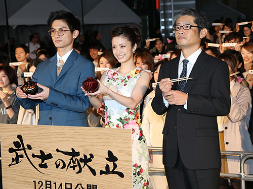 来場者と一緒におわん手に写真に納まる（左から）高良健吾、上戸彩、朝原監督