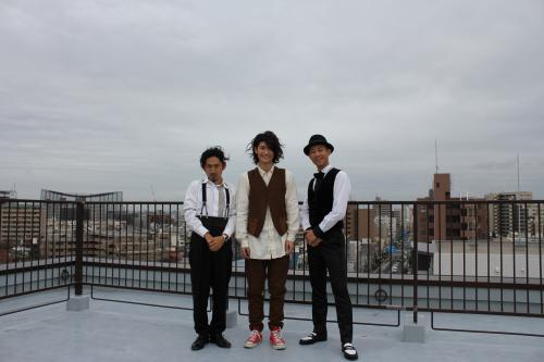 「Ｃ＆Ｋ」の新曲「みかんハート」のミュージックビデオに出演した三浦春馬（中央）ＣＬＩＥＶＹ（左）とＫＥＥＮ