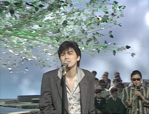 ８８年６月２２日に放送されたフジテレビ「夜のヒットスタジオデラックス」で熱唱する尾崎豊さん