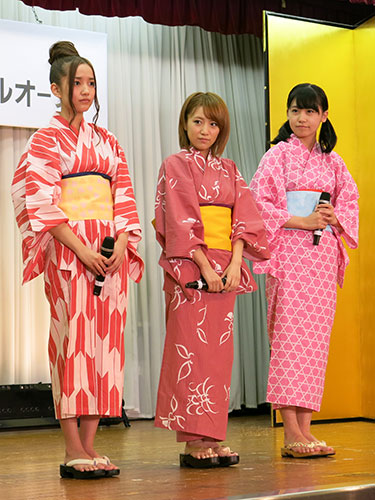 会見で笑顔を見せるＡＫＢ４８の（左から）加藤玲奈、高橋みなみ、小嶋真子