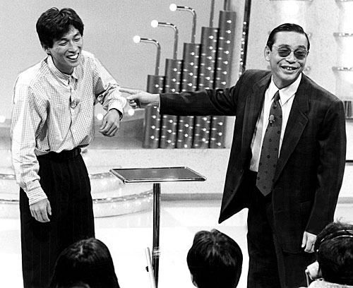 「笑っていいとも！」に出演した明石家さんま（左）をからかう司会のタモリ＝１９８８年１０月１日