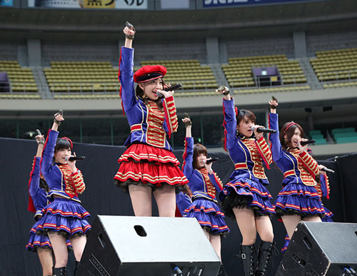 KING RECORDS presents全国握手会イベント AKB48祭り powered by ネ申テレビで「ハート・エレキ」を披露するセンターの小嶋陽菜ら（C）AKS