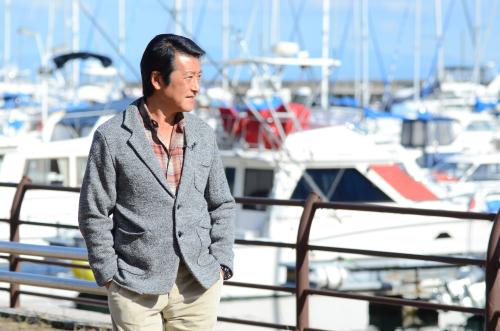 テレビ朝日系「朝だ！生です　旅サラダ」で北海道・小樽の海をながめる神田正輝