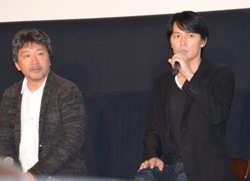 映画「そして父になる」のイベントに登場した福山雅治（右）と是枝裕和監督