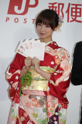 年賀はがきの発売記念イベントに振り袖姿で登場した篠田麻里子