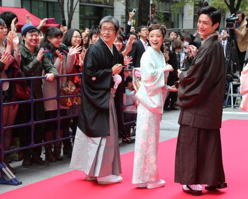 レッドカーペットで笑顔を見せる（左から）朝原雄三監督、上戸彩、高良健吾