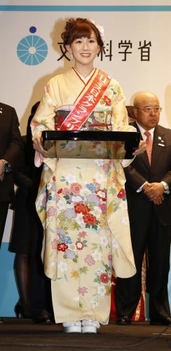 「トビタテ！留学ＪＡＰＡＮ」のイベントに記念品贈呈のお手伝いとして登場した２０１１年度ミス日本グランプリの谷中麻里衣さん