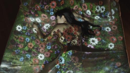 ティーナ・カリーナの新曲「しもた」のＰＶに出演した壇蜜。ベッド一面が花畑に