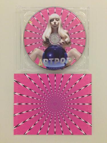 立命館大文学部心理学専攻の北岡明佳教授が手掛けたトリックアートを使用したレディー・ガガの新アルバム「アートポップ」のＣＤ盤面