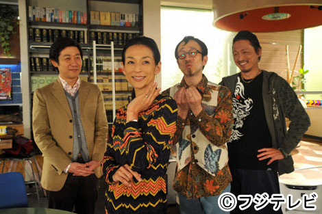 「リーガルハイ」第６話の１場面（左から）林泰文、鈴木保奈美、矢柴俊博、池内万作