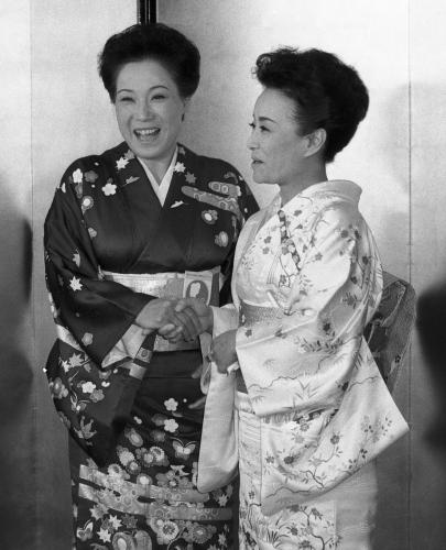 美空ひばり・芸能生活４０周年パーティーで歌手・島倉千代子（左）が歌手・美空ひばりと笑顔で握手