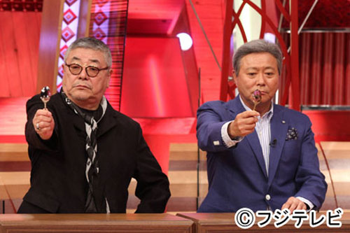 「全力教室」でスプーン曲げに挑戦する小倉智昭（右）と中尾彬