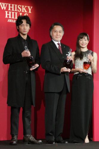 「ウイスキーヒルズアワード２０１３」授賞式に出席した（左から）綾野剛、北大路欣也、菅野美穂