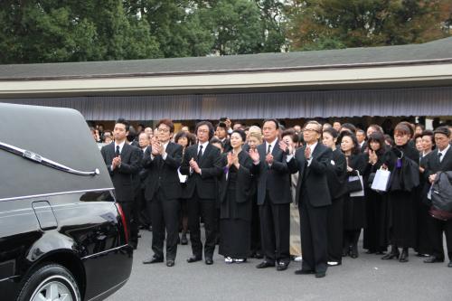 「人生いろいろ」が流れる中、手拍子で島倉千代子さんの出棺を見送る参列者たち