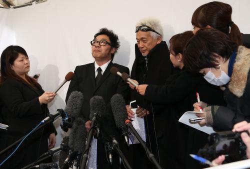 島倉千代子さんの葬儀・告別式後、報道陣の質問に応えるコロッケ（中央左）と玉置浩二