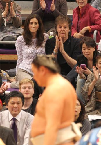 大相撲九州場所を観戦したポール・マッカートニーとナンシー夫人