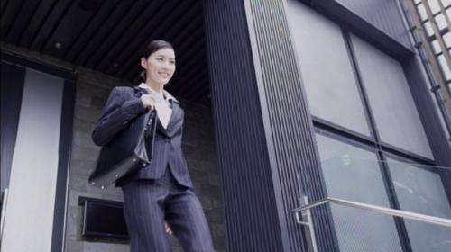 ＡＫＢ４８の新曲「鈴懸の…」ミュージックビデオでキャリアウーマンに扮した松井珠理奈