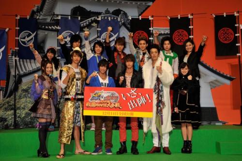 映画「仮面ライダー×仮面ライダー」のイベントに登場した（左２人目から）ＪＯＹ、佐野岳、白石隼也、敦士ら
