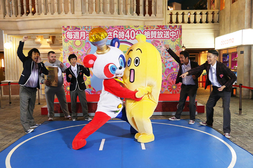 「相撲対決」をするピラメキパンダ（左）とバナナ（後列左から）村上健志、ダルさん、亘健太郎、川島章良、金田哲（Ｃ）テレビ東京