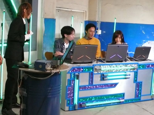 ゲームに挑戦する（左から２人目から）インパルス板倉、ロバート山本、齊藤夢愛