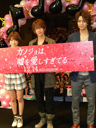 大阪市内で舞台あいさつした（右から）三浦翔平、佐藤健、大原櫻子