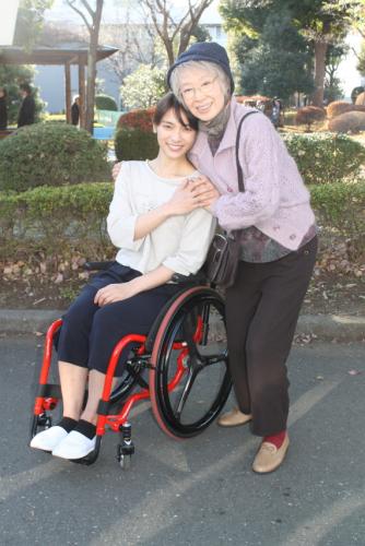 映画で共演した秋元才加（左）と三田佳子