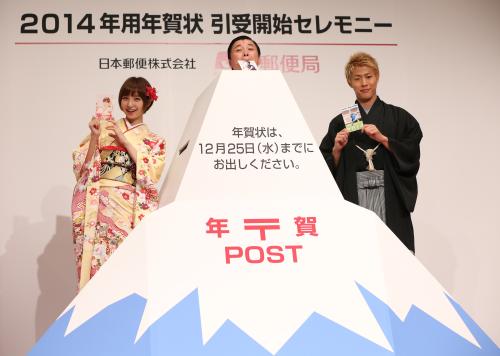 フォトセッションに臨む（左から）篠田麻里子、スギちゃん、柿谷曜一朗