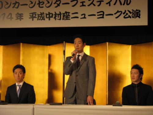 「平成中村座」のニューヨーク公演について会見する中村勘九郎（中央）、中村七之助（左）、中村獅童（右）