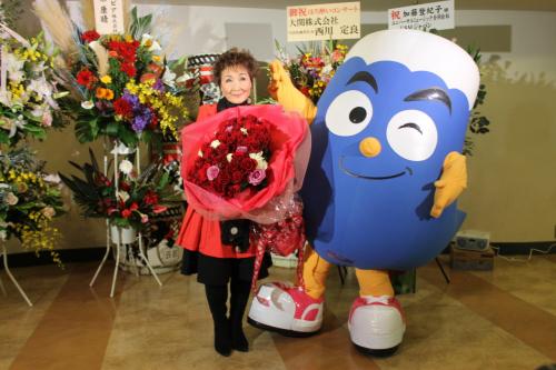 「ふじっぴー」から７０歳を祝う花束を贈られた加藤登紀子