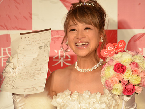 昨年１２月２４日のイベントで自身の名前を書き込んだ婚姻届を披露した鈴木奈々