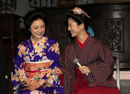 紅白に関する質問に仲間由紀恵（左）と笑顔を見せる吉高由里子
