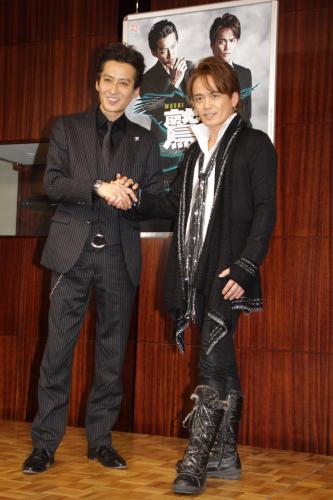 映画「鷲と鷹」完成披露会見で握手を交わす大沢樹生（左）と諸星和己