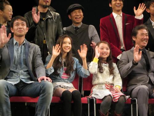 舞台「Ｐａｃｏ～パコと魔法の絵本～」の製作発表で客席に手を振る（左から）吉田栄作、キッド咲麗花、谷花音、西岡徳馬