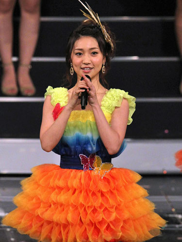 昨年の紅白歌合戦の舞台でＡＫＢ４８からの卒業を発表する大島優子