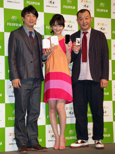 「チェキ」新製品発表会に出席した佐々木希(中）とＴＫＯの木本武宏（左）、木下隆行