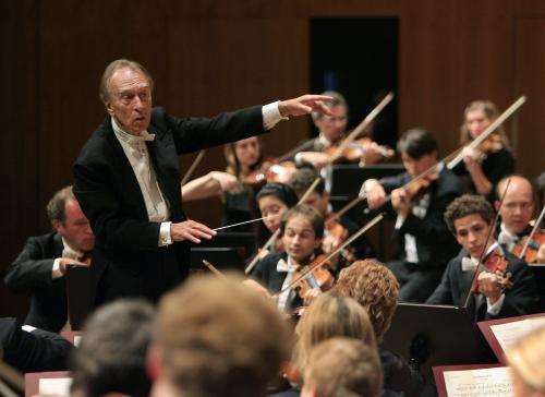 スイス・ルツェルンでオーケストラを指揮するクラウディオ・アバド氏＝０７年８月