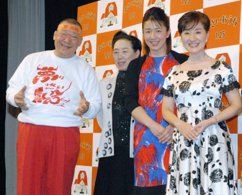 試写会に登場した（左から）アニマル浜口、妻の初枝さん、浜口京子選手、松居一代