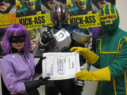 イベントに参加したヒット・ガール（左）とキック・アス（右）。後方は、宣伝隊長に任命された大阪市浪速区のヒーロー・地球戦士ゼロス