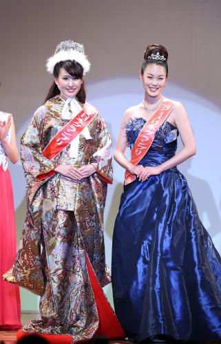 グランプリを受賞した沼田萌花さん（左）は２０１３年ミス日本グランプリの鈴木恵梨佳さんと記念写真