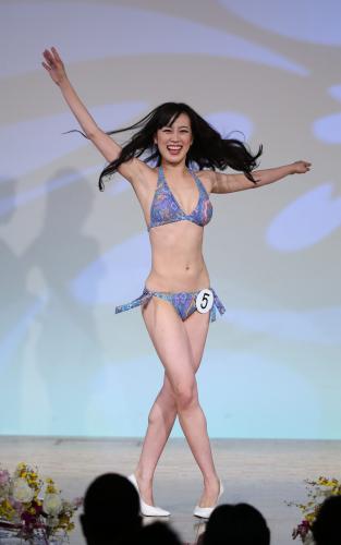 「海の日」を受賞した花岡麻里名さんは水着審査で日本舞踊を披露する
