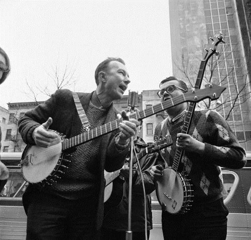 米ニューヨークで歌うピート・シーガー氏（左）＝１９７５年