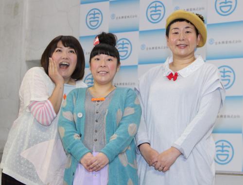 大島美幸の芸能活動休止会見を行った「森三中」の（左から）黒沢かずこ、村上知子、大島美幸