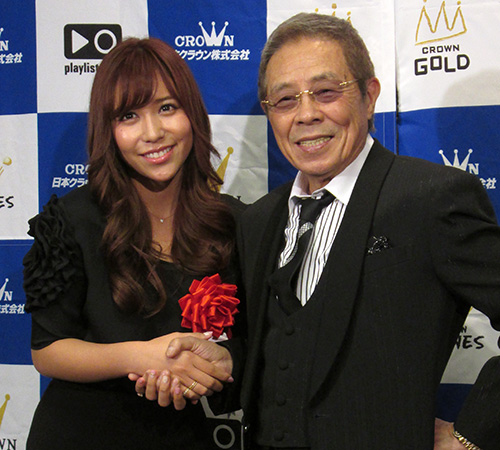 「日本クラウン」のヒット賞贈呈式で握手をする元ＡＫＢ４８の河西智美（左）と北島三郎
