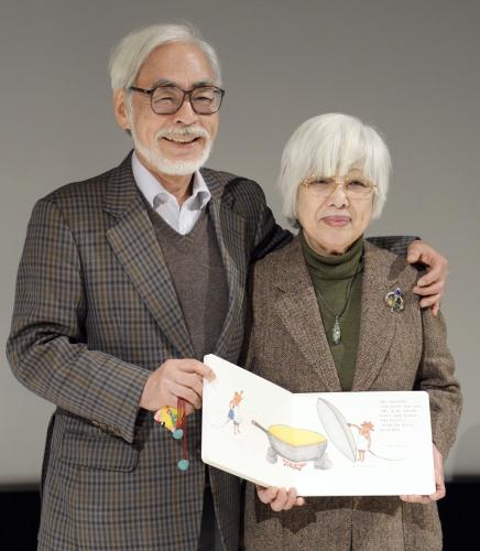 対談後、絵本を手に笑顔の宮崎駿さん（左）と中川李枝子さん