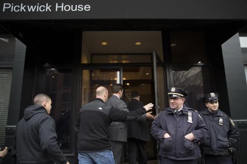 米ニューヨークのフィリップ・シーモア・ホフマンさんの自宅アパート前には警官の姿が