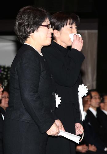 永井一郎さんの告別式でお別れのあいさつをするサザエンさん役の加藤みどり（左）とカツオ役の冨永みーな