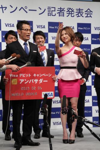 「ＶＩＳＡ　デビットキャンペーン」記者発表会に出席した水沢アリー（右）と須藤元気