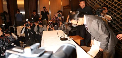 謝罪会見を終え、報道陣に囲まれながら頭を下げる新垣隆氏