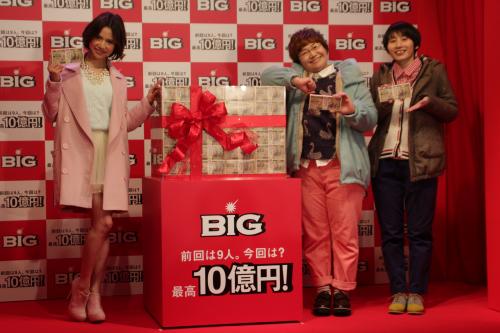 「ＢＩＧ　最高１０億円発売記念ＰＲイベント」に出席した（左から）水沢アリー、「ハリセンボン」の今度春菜、箕輪はるか
